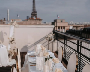 Table devant la tour Eiffel à Paris avec une déco sur la french Touch