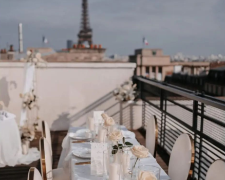 Table devant la tour Eiffel à Paris avec une déco sur la french Touch