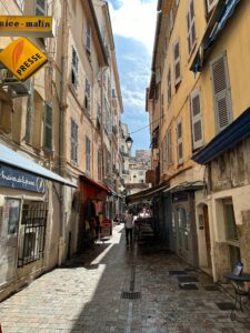 photo de la ville de cannes pour l'article sur la location de mobilier pour le Cannes Yachting Festival